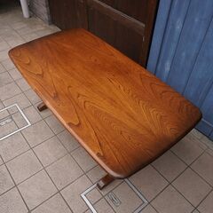 英国 Ercol(アーコール)社のエルム材を使用したオールドコロニアル コーヒーテーブルです！クラシックで上品なデザインのリビングテーブルは洗練された印象を演出します！CD332の画像
