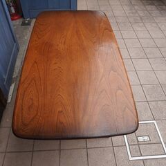 英国 Ercol(アーコール)社のエルム材を使用したオールドコロニアル コーヒーテーブルです！クラシックで上品なデザインのリビングテーブルは洗練された印象を演出します！CD332の画像