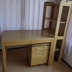 ★　学習机と本棚のセット差し上げます。　取りに来られる方。