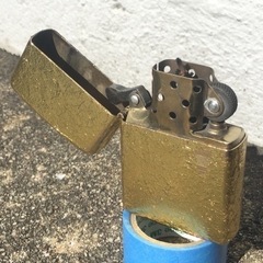 zippo 金箔を全面に貼り付けています。和風な感じです。