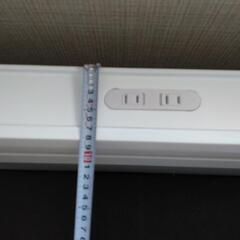 白なダブルベッドの画像