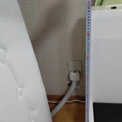 白なダブルベッドの画像