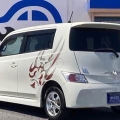 コンパクトカーで小回り利いて運転しやすいです！人気の白ボディ！の画像