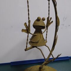 お安くしました！　カエル　とってもかわいいです＾＾　かえる　ブランコ　置物　飾り　インテリア　全高約３４、全幅約２３cm（一番高いところ、広いところで見てます）ブランコ動きます。　の画像