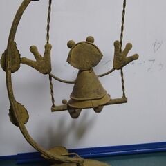 お安くしました！　カエル　とってもかわいいです＾＾　かえる　ブランコ　置物　飾り　インテリア　全高約３４、全幅約２３cm（一番高いところ、広いところで見てます）ブランコ動きます。　の画像