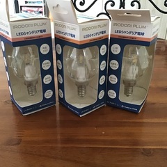 ★LEDシャンデリア電球3個セット★クリスタルタイプ　40w形相当　口金E12　450lm   昼光色5800k　消費電力4.0wの画像