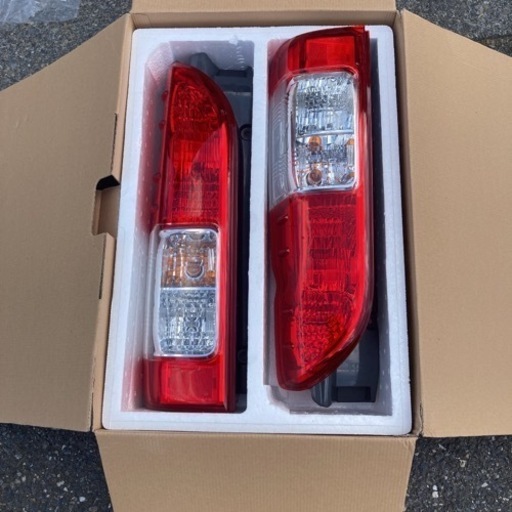 トヨタハイエース200系純正テールランプ