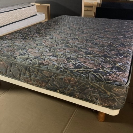 ● ダブルベッド、ヘッドボード無しのフレームタイプ