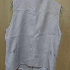 (完了)薄あずき色タックポケットベスト　サイズLの画像