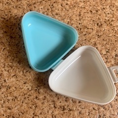 おにぎり入れ2つ　　ドラミちゃんの形したゆで卵の画像