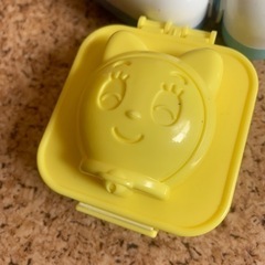 おにぎり入れ2つ　　ドラミちゃんの形したゆで卵の画像