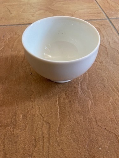 白い陶器の器とガラス玉大小