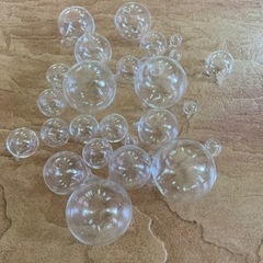 白い陶器の器とガラス玉大小の画像