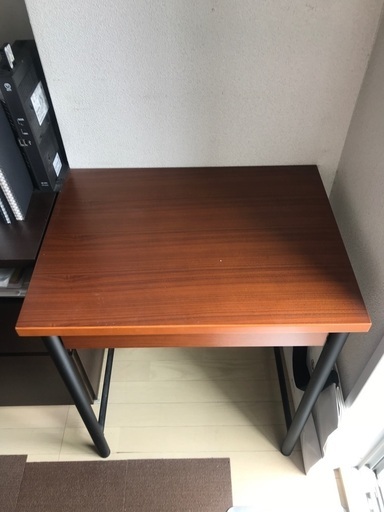 邪魔にならないサイズのデスク