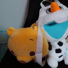 オラフのカバンとプーさんのぬいぐるみ