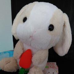 大きなうさぎと大きなにんじんのぬいぐるみ