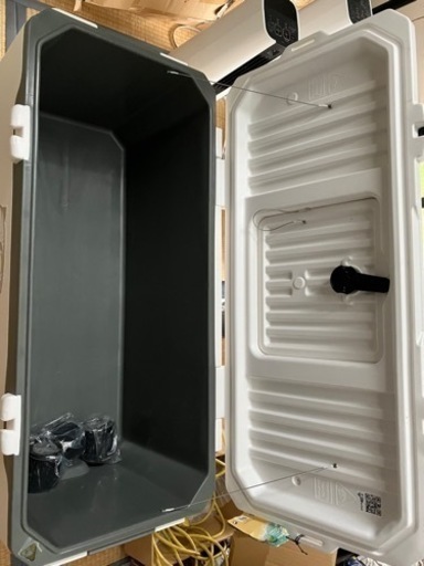 大きな　クーラーボックス　156L 新品　頑丈