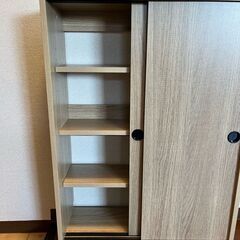 収納棚　扉付きの薄型収納棚　オーク色の画像