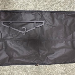 【未使用ですが訳あり】持ち運び用スーツ入れの画像