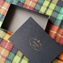 PRADA プラダ財布の紺色空き箱の画像