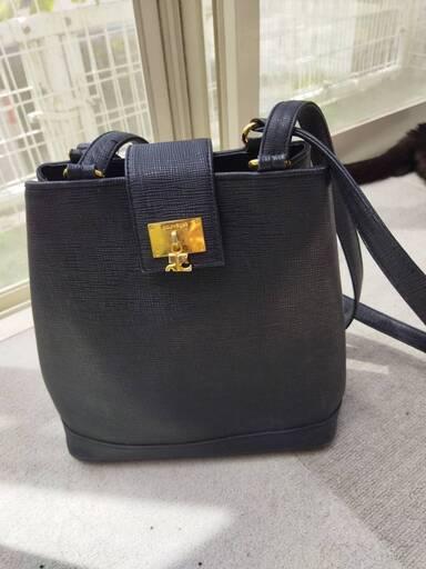 新同美品！！ｃｏｒｒｅｇｅｓ　クレージュのシンプル　ゴールドロゴのショルダー✨