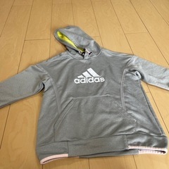 パーカー　adidas レディース