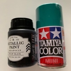 新品ペンキとスプレー