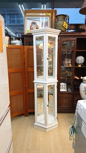 フレンチ シャビーシック 台形 ライト付き コレクションケース ガラスショーケース ガラスキャビネット 飾り棚 ホワイト ガラス棚板4枚 (棚板可動式)■横幅60×奥行25×高さ179cm■近隣配送無料 買取帝国 朝霞店