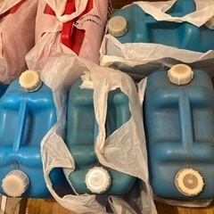 灯油缶6個取りに来る方の画像