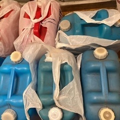 灯油缶6個取りに来る方の画像
