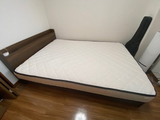 ダブルベッド　引き出し収納・コンセント付き