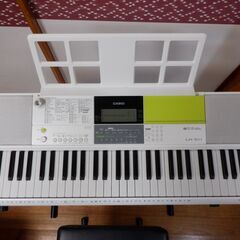 電子ピアノ　台・椅子付き　カシオ　ＬＫ－５１１　ＨＩＫＡＲＩ　の画像