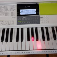 電子ピアノ　台・椅子付き　カシオ　ＬＫ－５１１　ＨＩＫＡＲＩ　の画像