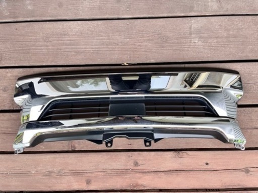 トヨタ　ハイエースバン6型200系　新車外しフロントグリル