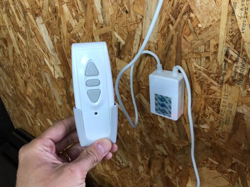 【多数のご連絡ありがとうございます　受け渡し先決まりました】電動100インチスクリーン（リモコン付き）