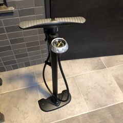 【大幅値下】クロスバイク　自転車スタンドおよび空気入れもおつけしますの画像