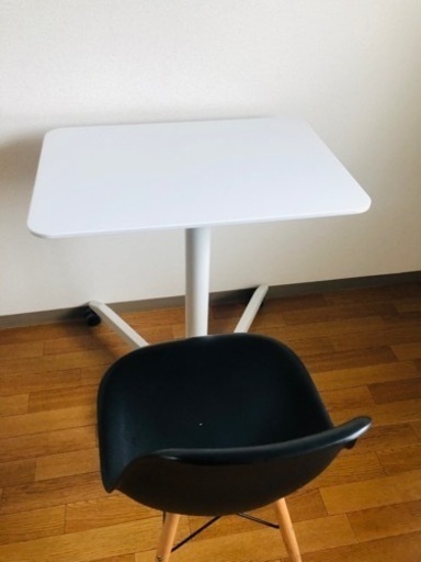 テーブルと椅子一つ