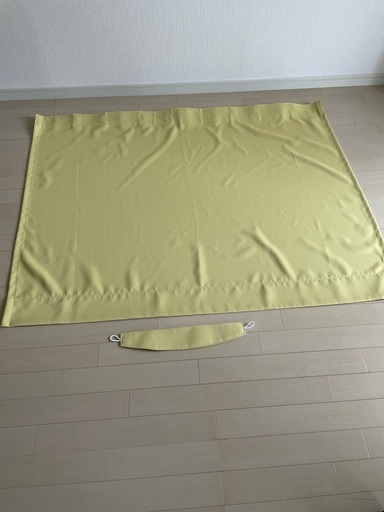 ほぼ新品小さい窓用のカーテン・レースセットです。