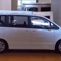 希少 1/24 TOYOTA VOXY ミニカー ホワイトパールクリスタルシャイン プルバック 白 トヨタ ヴォクシー 非売品 札幌市東区 新道東店の画像