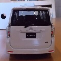 希少 1/24 TOYOTA VOXY ミニカー ホワイトパールクリスタルシャイン プルバック 白 トヨタ ヴォクシー 非売品 札幌市東区 新道東店の画像
