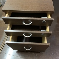 キャスター付きチェストの画像