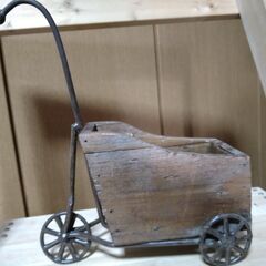 アンティーク　植木鉢　花かご　小物入れ　１番高いところで31ｃｍ・前の車輪～後部25㎝・木の本体前側高さ17㎝（おおまかな寸法です）の画像