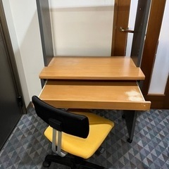 パソコンデスクとチェア