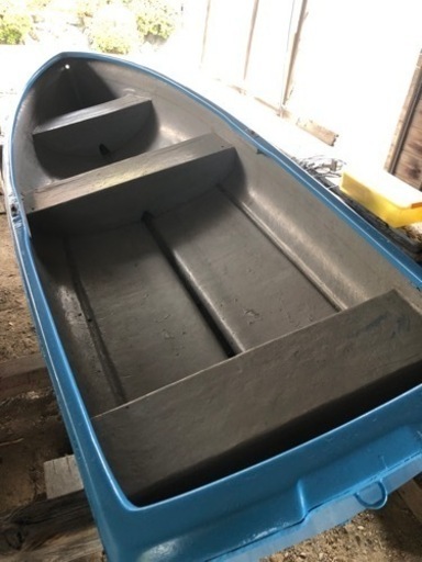 綺麗なブルーのボートいかがですか？？