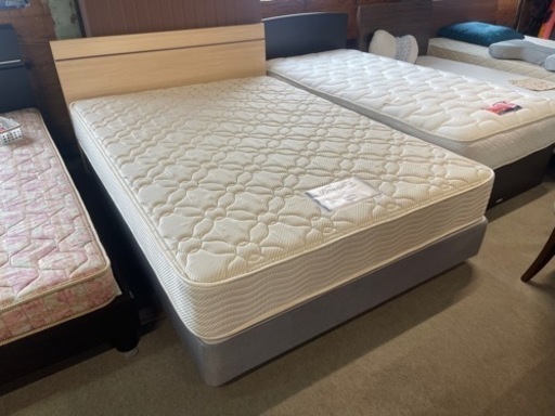 シモンズ　ダブルベッド　ダブルクッション　キャスター　ヘッドボード付き