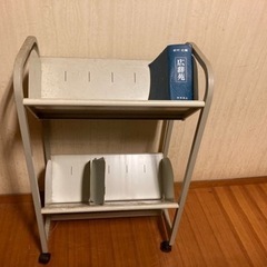 スチールのキャビネット（本棚）を二つ