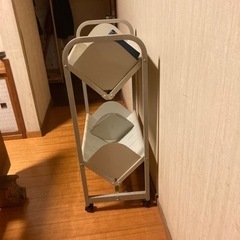 スチールのキャビネット（本棚）を二つの画像