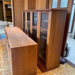カリモク　食器棚、本棚の画像