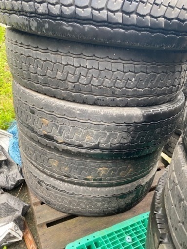 10tダンプ用タイヤ　好きなだけ持って帰ってください