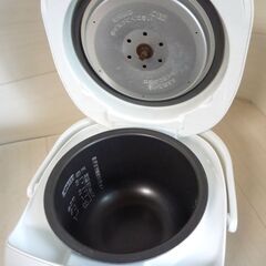 ☆象印 ZOJIRUSHI NS-UB05 マイコン炊飯ジャー 3合炊き◆釜全体に均一に熱が伝わる“黒まる厚釜の画像